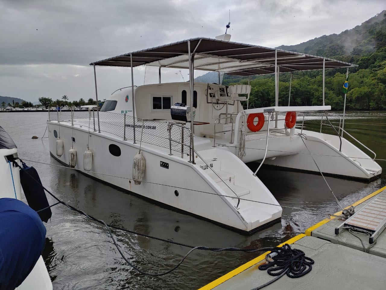 Catamarã Bate Vento modelo BV 36 TRAWLER a motor - ano 2016