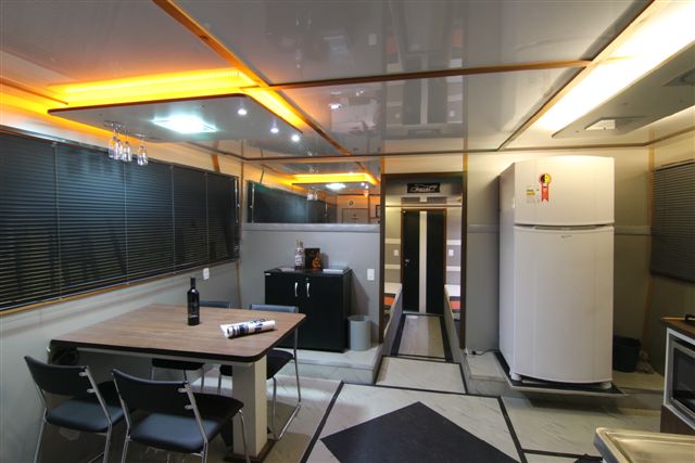 Lancha cabinada de alumínio Malloy modelo ELITE MASTER 575 p/ água doce